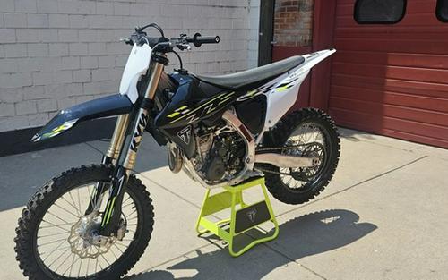 2026 Triumph TF 450-X Jet BlackPure White