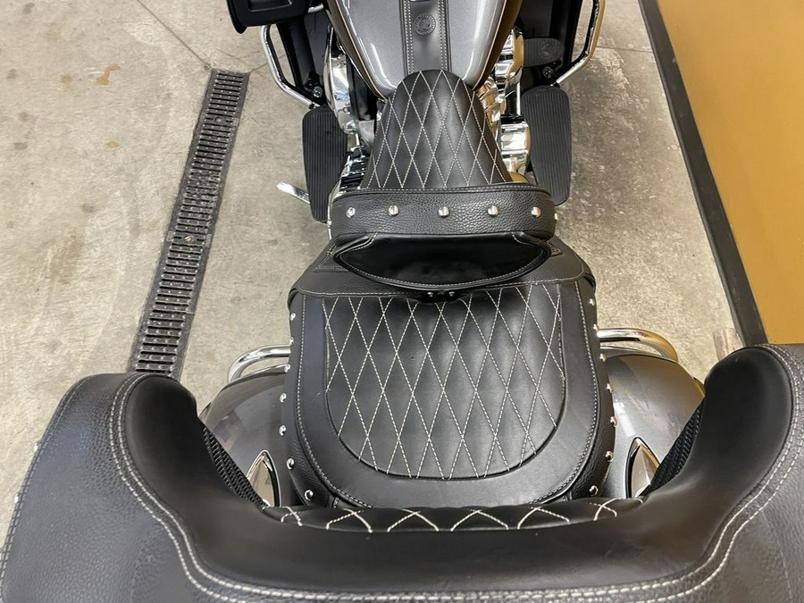 2017 Indian Motorcycle® Roadmaster® Steel Gray Over Thunder Black
