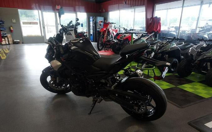 2025 Kawasaki Z900 ABS Metallic Spark Black/Metallic Carbon Gray