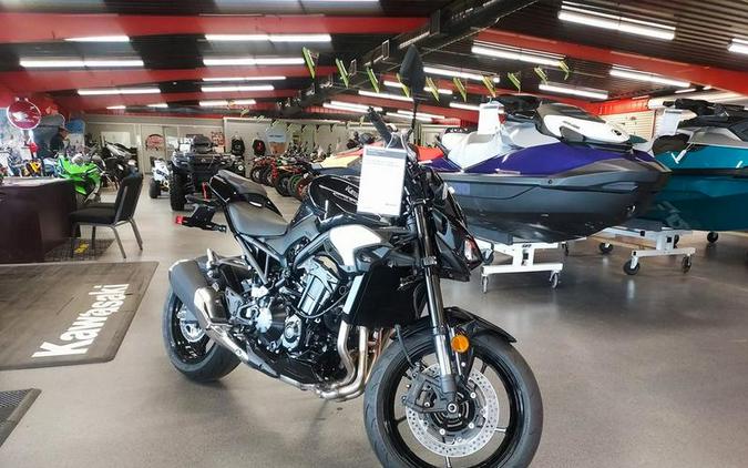 2025 Kawasaki Z900 ABS Metallic Spark Black/Metallic Carbon Gray