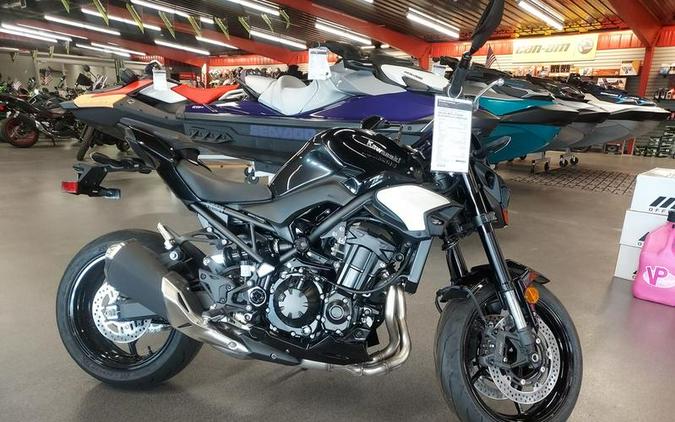 2025 Kawasaki Z900 ABS Metallic Spark Black/Metallic Carbon Gray
