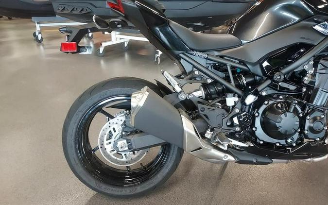 2025 Kawasaki Z900 ABS Metallic Spark Black/Metallic Carbon Gray