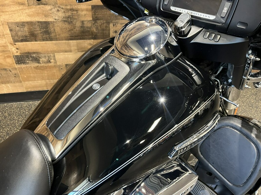 2017 Harley-Davidson® Tri Glide® Ultra Vivid Black FLHTCUTG