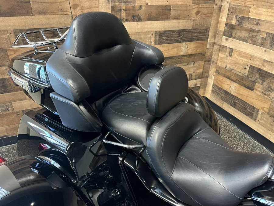 2017 Harley-Davidson® Tri Glide® Ultra Vivid Black FLHTCUTG