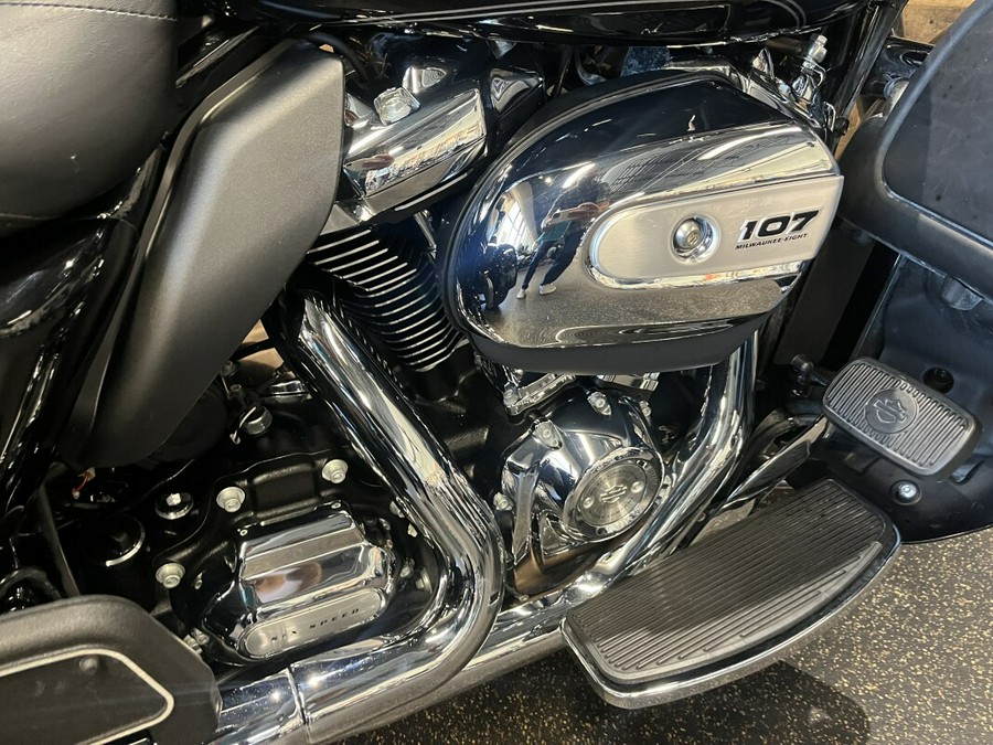 2017 Harley-Davidson® Tri Glide® Ultra Vivid Black FLHTCUTG