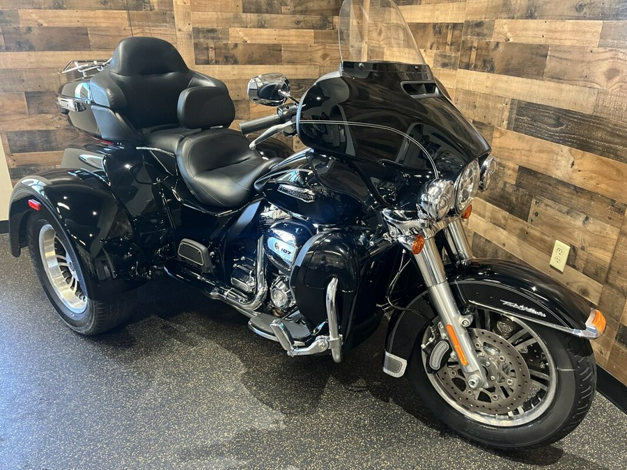 2017 Harley-Davidson® Tri Glide® Ultra Vivid Black FLHTCUTG