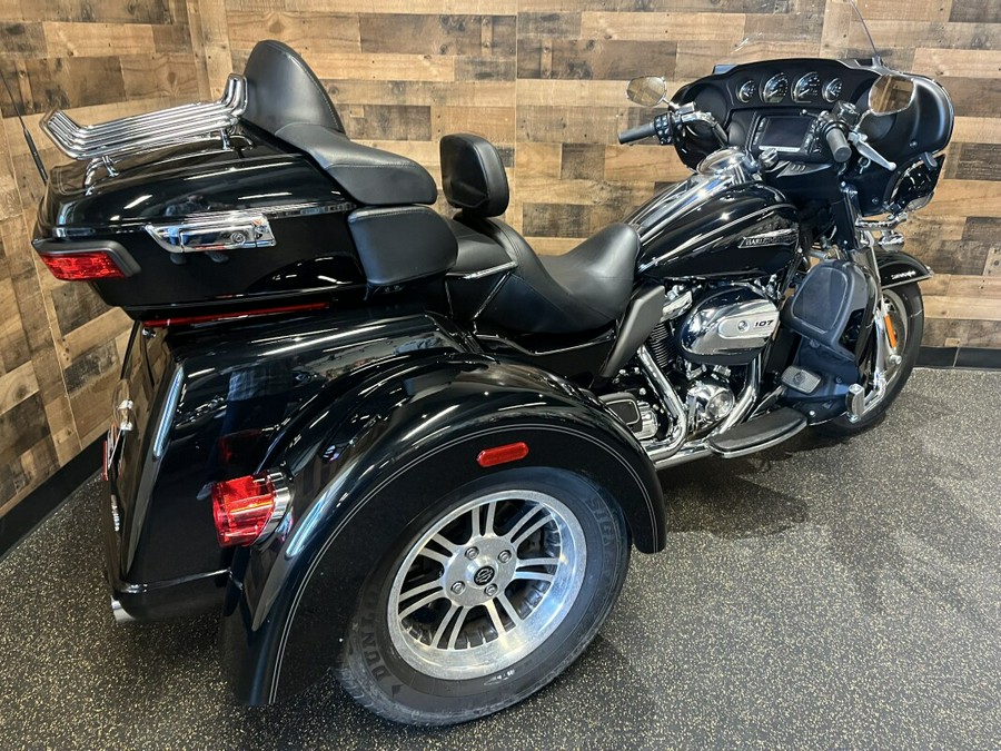 2017 Harley-Davidson® Tri Glide® Ultra Vivid Black FLHTCUTG