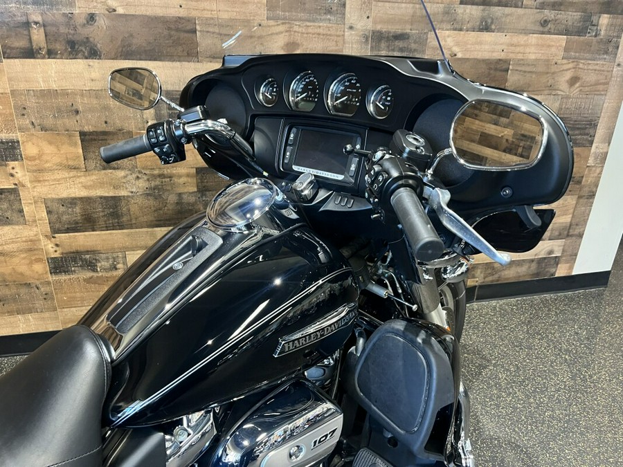 2017 Harley-Davidson® Tri Glide® Ultra Vivid Black FLHTCUTG
