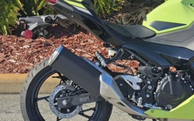 2026 Kawasaki Ninja 500 ABS Metallic Yellowish GreenEbony