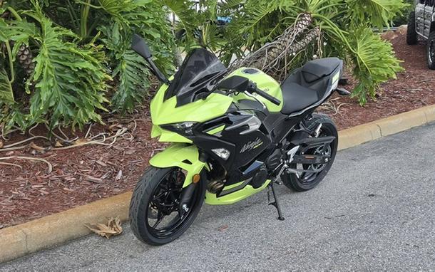 2026 Kawasaki Ninja 500 ABS Metallic Yellowish GreenEbony