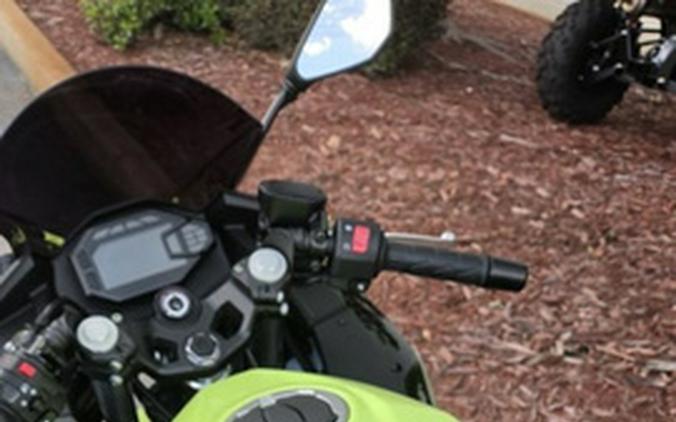2026 Kawasaki Ninja 500 ABS Metallic Yellowish GreenEbony