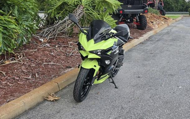 2026 Kawasaki Ninja 500 ABS Metallic Yellowish GreenEbony