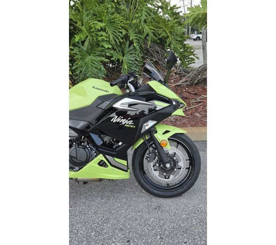 2026 Kawasaki Ninja 500 ABS Metallic Yellowish GreenEbony