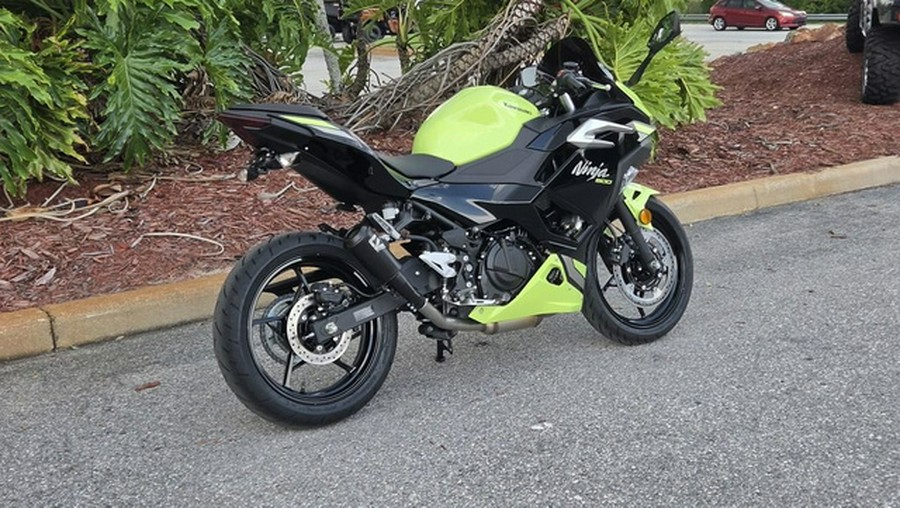 2026 Kawasaki Ninja 500 ABS Metallic Yellowish GreenEbony