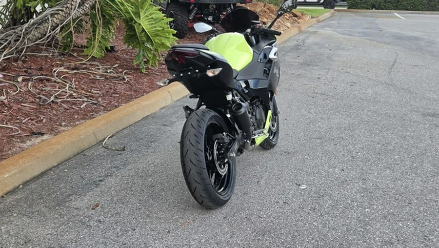 2026 Kawasaki Ninja 500 ABS Metallic Yellowish GreenEbony