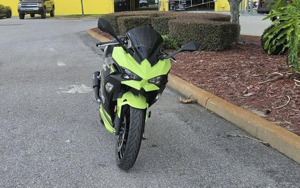 2026 Kawasaki Ninja 500 ABS Metallic Yellowish GreenEbony
