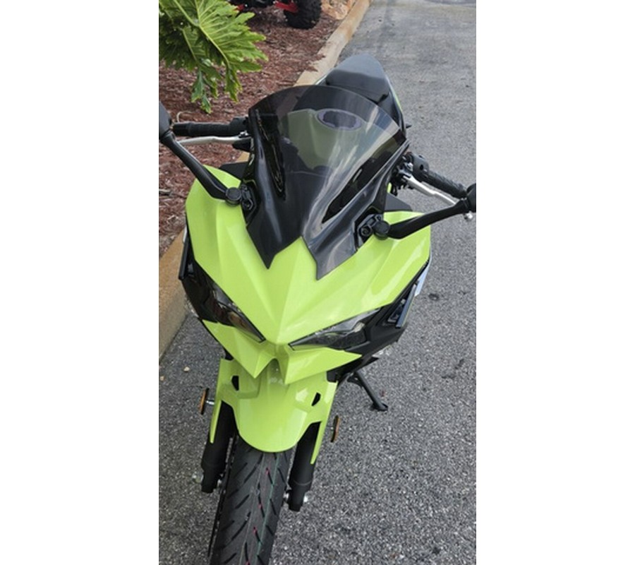 2026 Kawasaki Ninja 500 ABS Metallic Yellowish GreenEbony