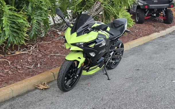 2026 Kawasaki Ninja 500 ABS Metallic Yellowish GreenEbony
