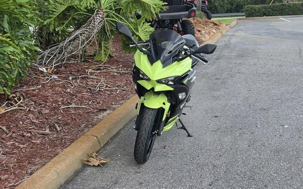 2026 Kawasaki Ninja 500 ABS Metallic Yellowish GreenEbony