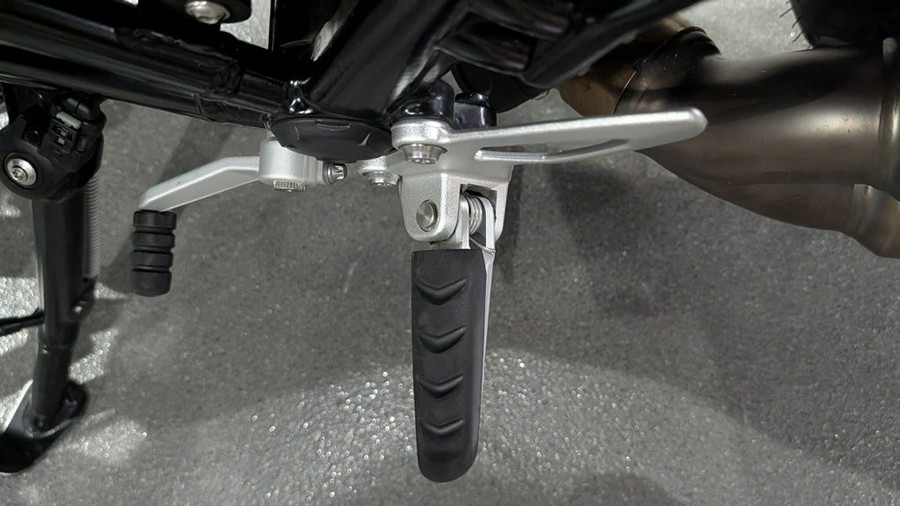 2021 BMW R nineT Pure 719 Black Storm Metallic/Racing Red