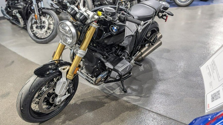 2021 BMW R nineT Pure 719 Black Storm Metallic/Racing Red