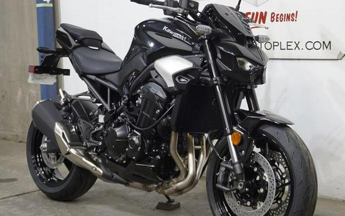2025 Kawasaki Z900 ABS Metallic Spark Black/Metallic Carbon Gray