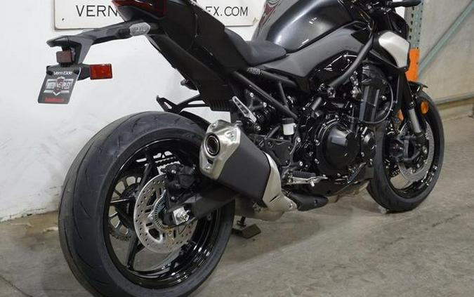 2025 Kawasaki Z900 ABS Metallic Spark Black/Metallic Carbon Gray