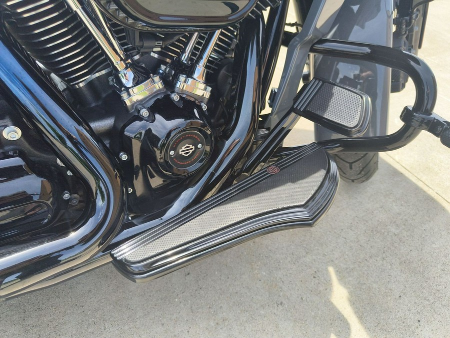 2022 Harley-Davidson® CVO™ Street Glide® Hightail Yellow Pearl