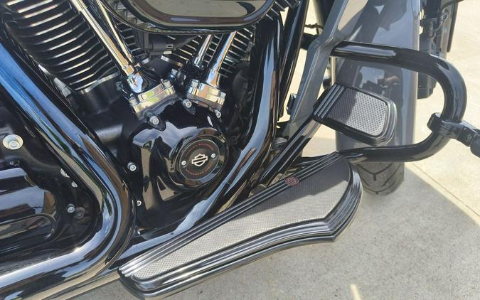 2022 Harley-Davidson® CVO™ Street Glide® Hightail Yellow Pearl