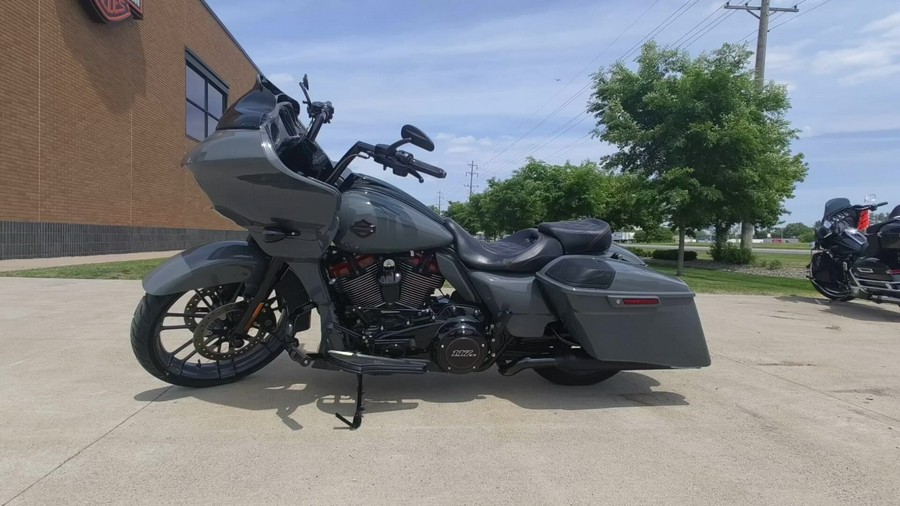 2022 Harley-Davidson® CVO™ Street Glide® Hightail Yellow Pearl