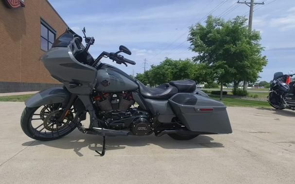 2022 Harley-Davidson® CVO™ Street Glide® Hightail Yellow Pearl