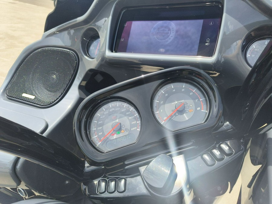 2022 Harley-Davidson® CVO™ Street Glide® Hightail Yellow Pearl
