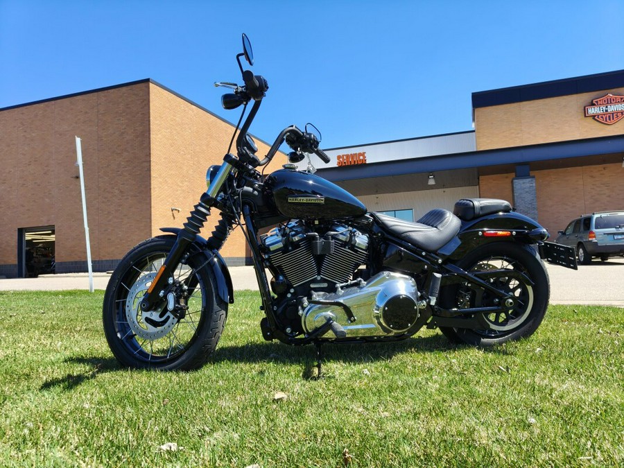 2025 Harley-Davidson® Street Bob® Vivid Black w/Laced Wheels