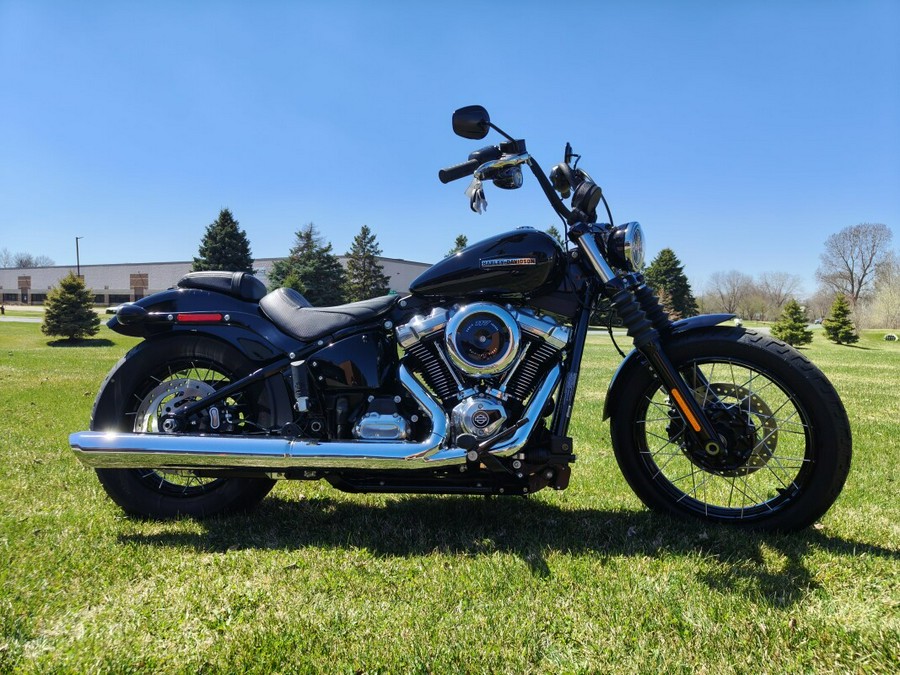 2025 Harley-Davidson® Street Bob® Vivid Black w/Laced Wheels