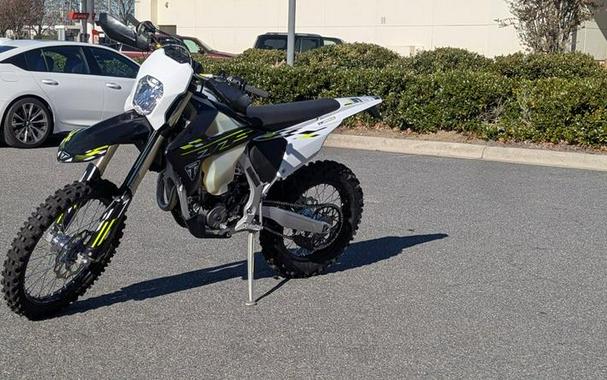 2026 Triumph TF 250-E Jet Black/Pure White