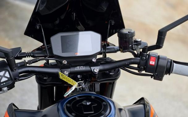 2022 KTM Duke 890 R