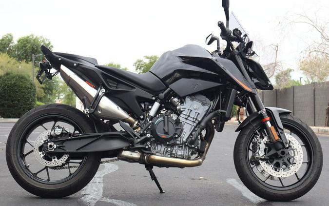 2022 KTM 890 Duke R