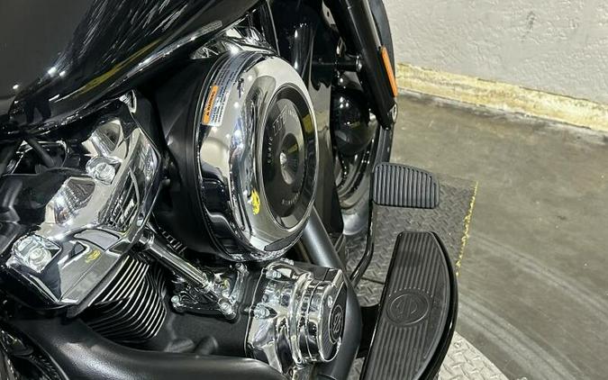 2026 Harley-Davidson® Heritage Classic Vivid Black Black Cast Wheels
