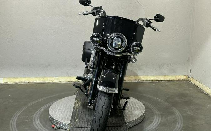 2026 Harley-Davidson® Heritage Classic Vivid Black Black Cast Wheels