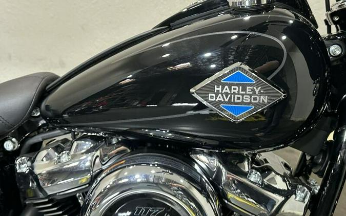 2026 Harley-Davidson® Heritage Classic Vivid Black Black Cast Wheels