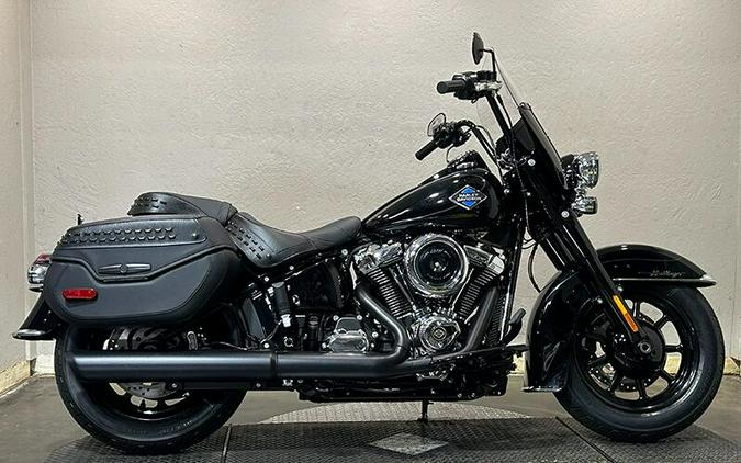2026 Harley-Davidson® Heritage Classic Vivid Black Black Cast Wheels
