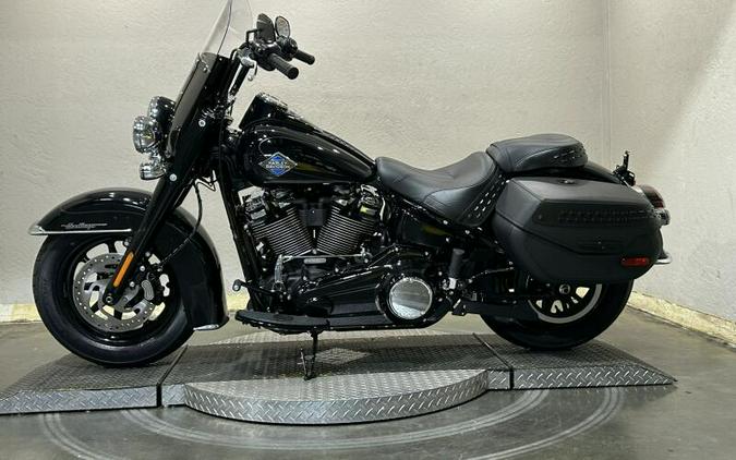 2026 Harley-Davidson® Heritage Classic Vivid Black Black Cast Wheels