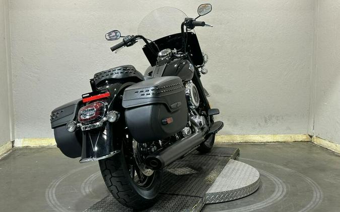 2026 Harley-Davidson® Heritage Classic Vivid Black Black Cast Wheels