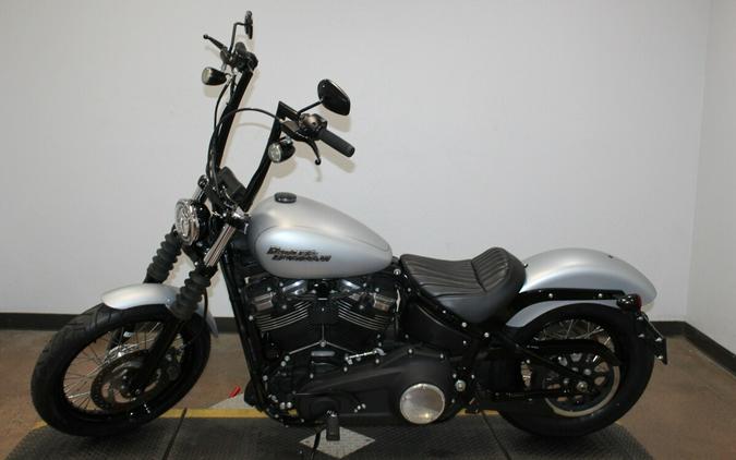 Harley-Davidson® Street Bob® 2020 FXBB 033184T BRACUDA SLV DNM W/PINSTRIPE