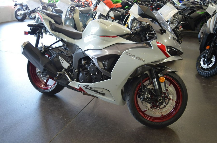 2024 Kawasaki Ninja® ZX™-6R Pearl Robotic White/Metallic Graphite Gray