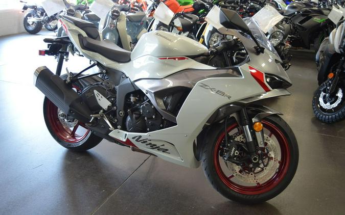 2024 Kawasaki Ninja® ZX™-6R Pearl Robotic White/Metallic Graphite Gray