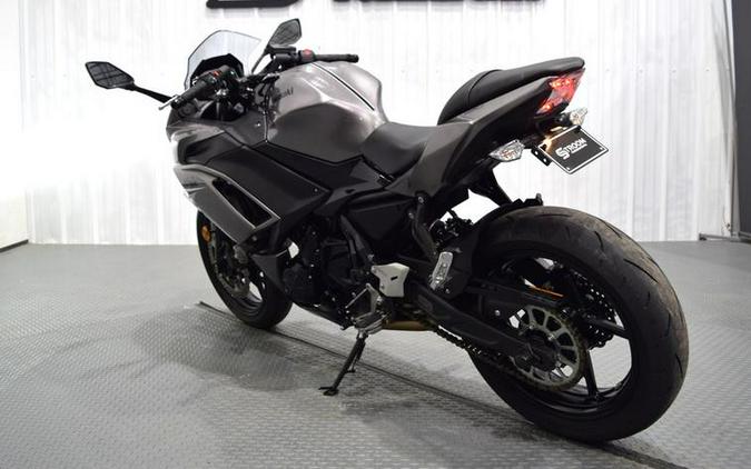 2021 Kawasaki Ninja® 650 Metallic Graphite Gray/Metallic Spark Black