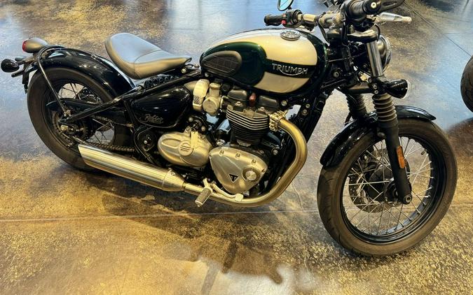 2017 Triumph Bonneville Bobber Competition Green / Frozen Silver