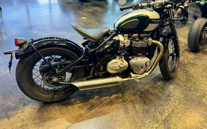 2017 Triumph Bonneville Bobber Competition Green / Frozen Silver