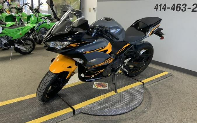 2018 Kawasaki Ninja® 400 ABS Pearl Solar Yellow/Pearl Storm Gray/Ebony